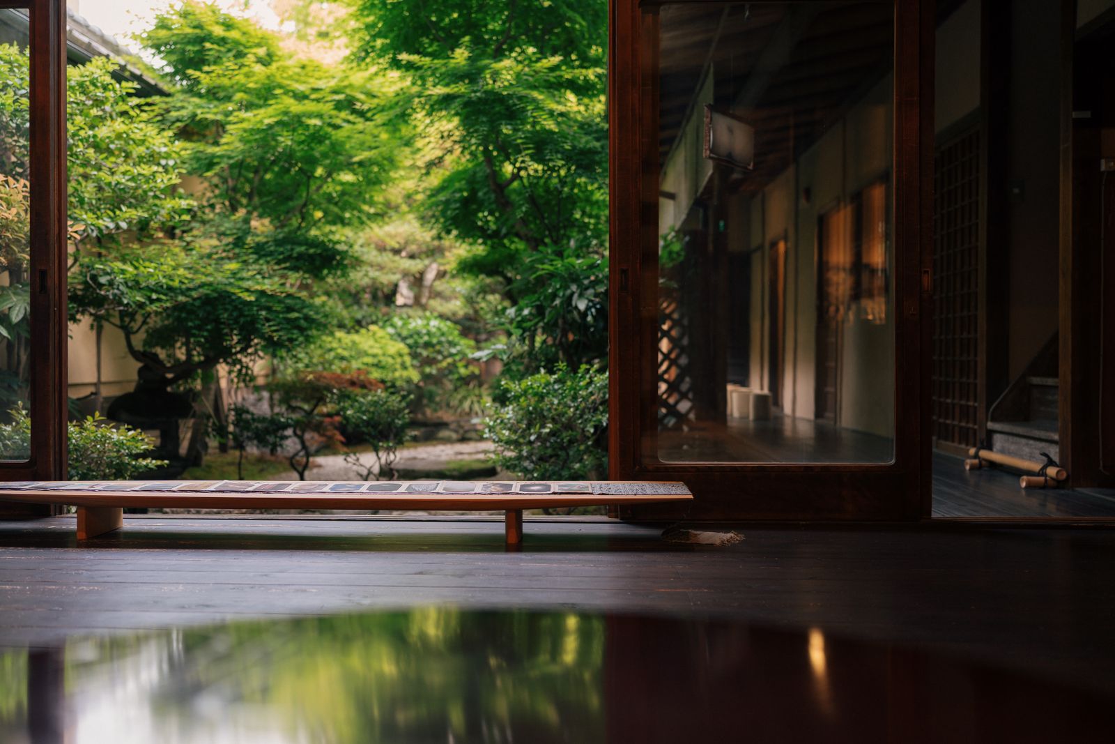 京都の家屋から見える日本庭園
