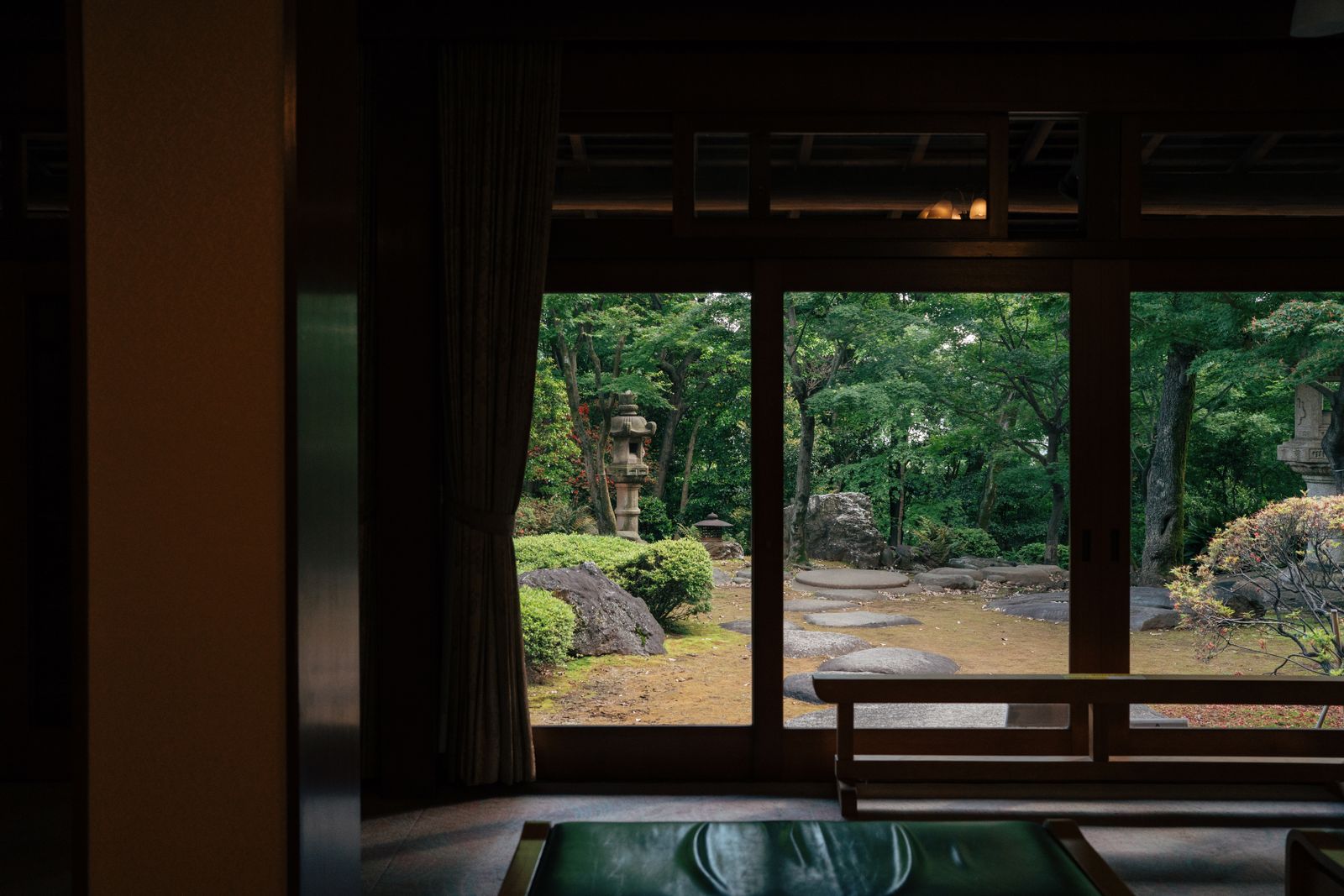 木の内装越しに見える日本庭園