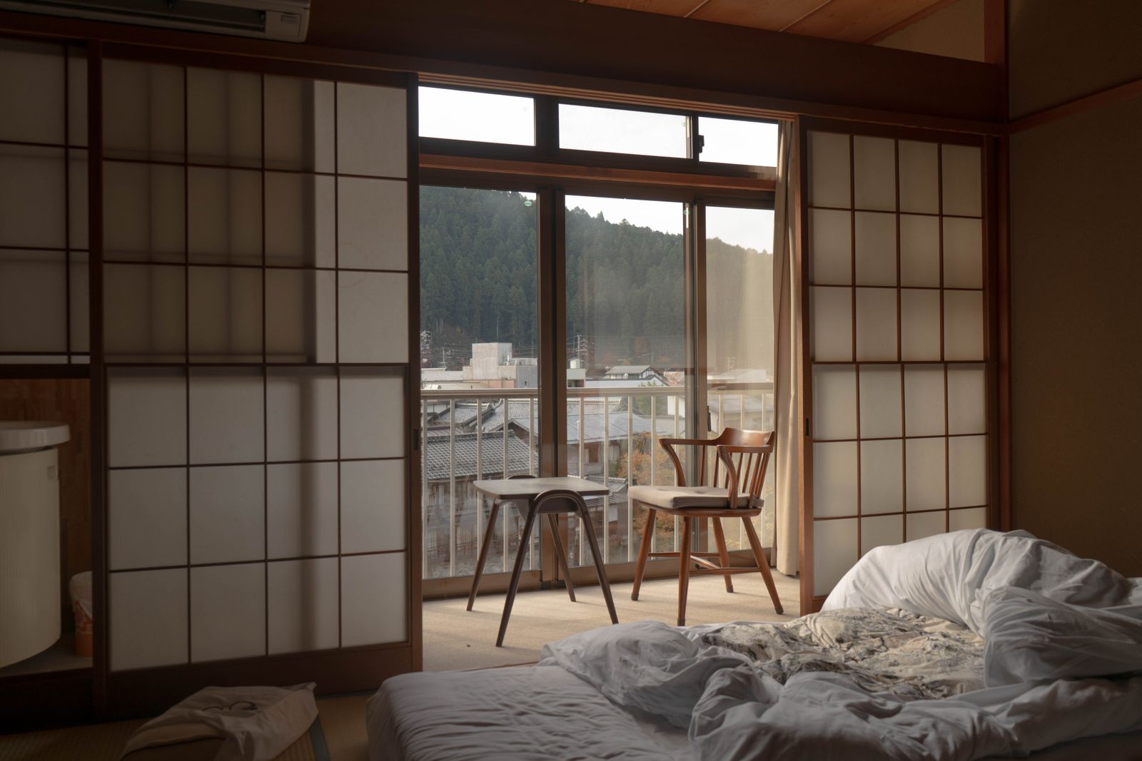 木の家具と景色の見える寝室